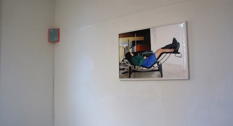 Dynamique du Contre Giancarlo Pirello, Sans titre (Herma), huile et acrylique sur toile, 24 x 19 cm, 2020 et Mélanie Feuvrier, LC4cast, Tirage lambda sur Papier Haute Réflexion-Fujiflex, 91 x 61 cm, 2019