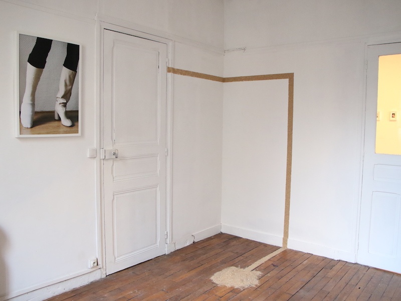 Dynamique du Contre Mélanie Feuvrier, La Grande Danseuse, Tirage Lambda sur Papier Haute Réflexion - Fujiflex, 70 x 50 cm, 2019 et Maéva Prigent, Revers, sable enduit, in situ, dimensions variables, 2020