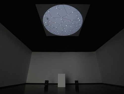 Cosmogology, 2014, installation vidéo, exposition personnelle à xpogallery, décembre 2014. Photo © Vinciane Verguethen/Voyez-vous Cosmogology, 2014, installation vidéo, exposition personnelle à xpogallery, décembre 2014. Photo © Vinciane Verguethen/Voyez-vous