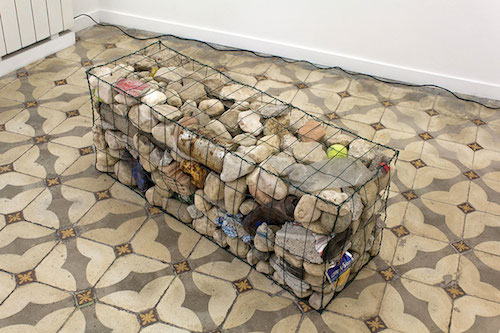 Les Frères Ripoulain, Gabion, galets de l’Huveaune et déchets, Straat Galerie, 2015