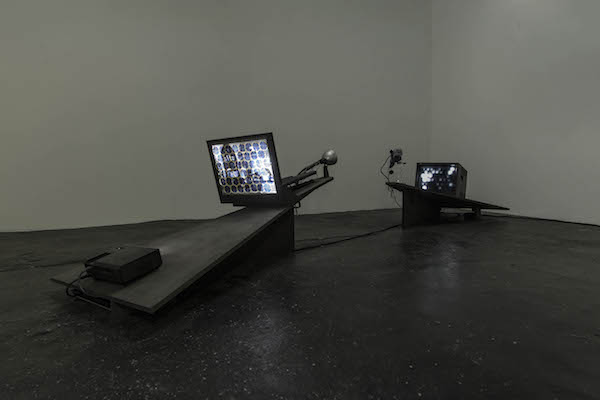 Emmanuel Le Cerf, Distiller, 2010. Bois, métal, composants électroniques, caméra, vidéoprojecteur et moniteur vidéo 400 x 80 x 50 cm. Unique. Courtesy of the artist and Galerie Escougnou-Cetraro