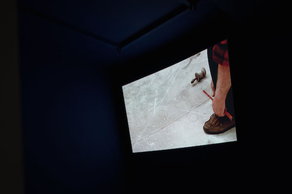 Rebecca Digne, Épure, 2015. Installation Vidéo. Film HD/ 2mn30/ Couleur/ Sonore Œuvre produite avec le soutien de la Fondation Nationale des Arts Graphiques et Plastiques (FNAGP) Édition de 3 + 2 EA. Courtesy of the artist and Galerie Escougnou-Cetraro
