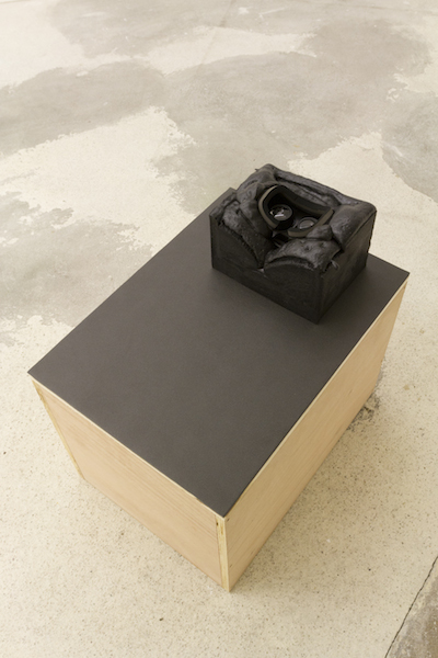 Rebekka Deubner, Des filles la mer une grotte, Courtesy Straat Galerie Marseille