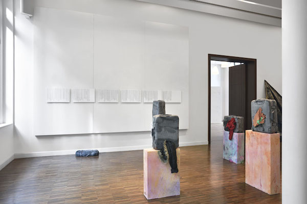 Sara Acremann (Au fond) et Loup Sarion, Vue de l'exposition Empiristes, Bourse Révélations Emerige 2015 Commissaire : Gaël Charbau © Rebecca Fanuele