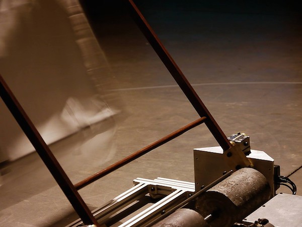 A DAY'S PLEASURE (2015-2016) Dimensions variables. En collaboration avec Christian laroche Animation photoshop vidéoprojetée. Chaise de plage automatisée et animée via mouvements scolastiques. © Jérémy Gobé