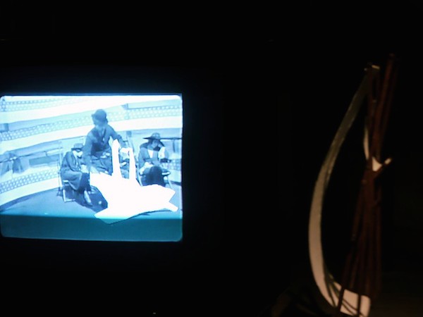 A DAY'S PLEASURE (2015-2016) Dimensions variables. En collaboration avec Christian laroche Animation photoshop vidéoprojetée. Chaise de plage automatisée et animée via mouvements scolastiques. © Jérémy Gobé