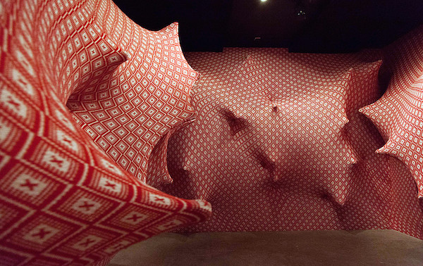 La liberté guidant la aline (2014) Laine tricotée et bois. en partenariat avec l'atelier Maille Emma. Dimensions variables. Avec le soutient de Na! Fund