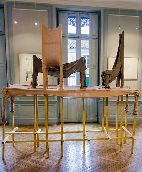 Le propre de l'homme (2014) Laine tricotée à la tricoteuse ménagère sur meubles cassés et tasseaux en bois. Dimensions variables. © Samuel Dumas Avec le soutien de Na! Fund