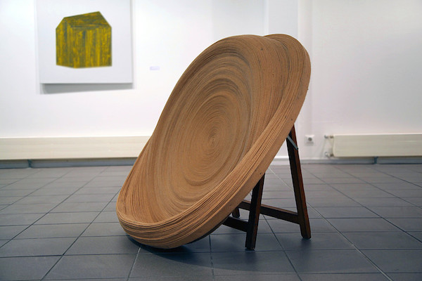 Ronde (2011) Sangle de tâpissier et tréteau en bois. Diamètre : 150 cm.