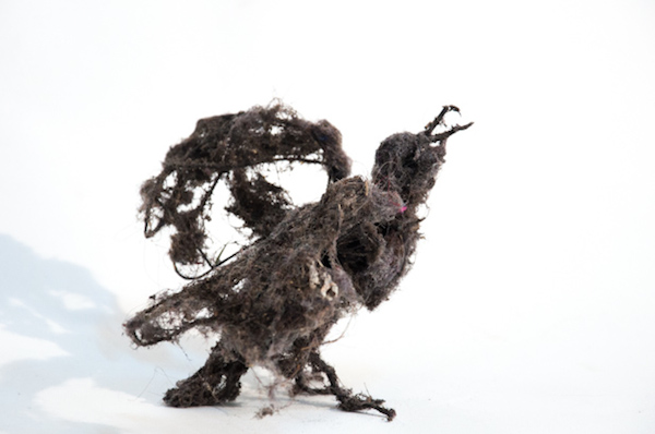 Poussière volatile du 14/10/15 – 2015 Poussière sur structure métallique 15 x 20 x 22 cm.