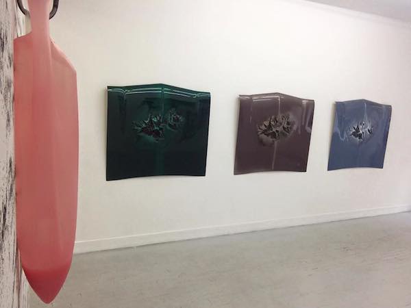 Maxime Lamarche, Les Méduses (premier plan), silicone et colorant, moulage, dimensions variables, Accident de surface, Fibre de verre, résine polyester, 2015, Courtesy Galerie Houg Paris