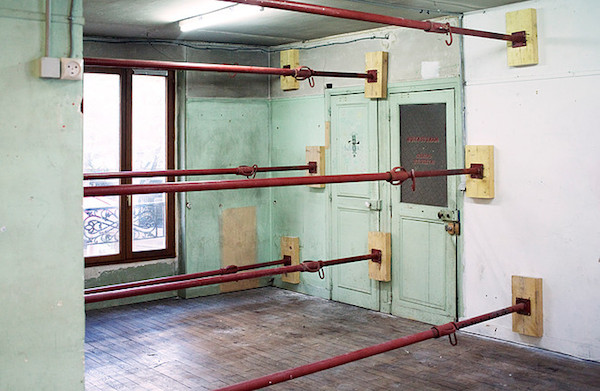 Nelson Pernisco, installation, Etais, bois, dimensions variables, Inexplore #4, Paris mai 2015