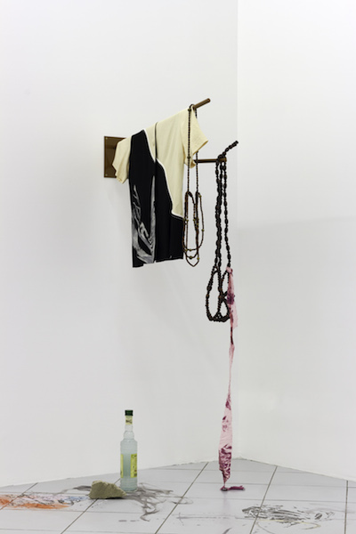 Bas van den Hurk, I thought that all Generations were lost by Something, 2015 Portant mural, chemise sérigraphiée, colliers, sérigraphie sur soie, bouteille et reste de béton