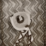 Lizica Codreanu portant le costume de Pierrot-Éclair dessiné par Sonia Delaunay, dans le filme de René Le Somptier’s Le P’tit Parigot 1926