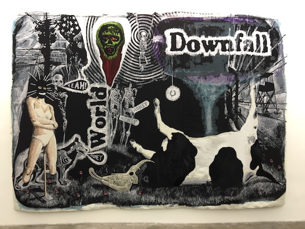 Damien Deroubaix, World Downfall, 2014 Tapisserie en 3 panneaux assemblés : fils de laine, broderie, cuir, dentelle / 268 x 410 cm Vue d'exposition Dogs from Hell Galerie Patricia Dorfmann
