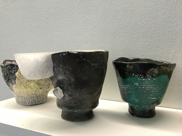 Laura O'rorke, élément en céramique et cristal d'alun du Banquet, dernier volet performé du projet Téloméris exposition Polder II, Glassbox, 2015