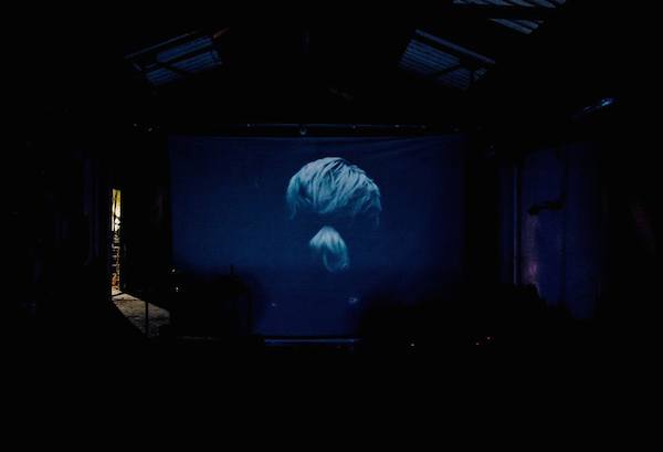 Laura O'rorke Vidéo Quarry projetée l'Amour, Bagnolet, lors de la performance Aposuspita, mars 2015