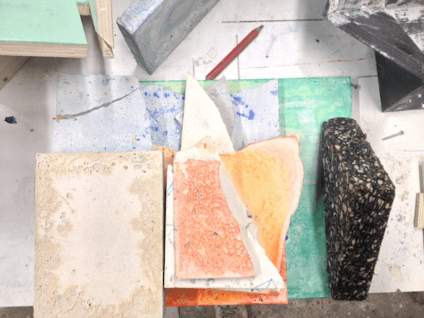 Fragments et diverses expérimentations dans l’atelier d’Emilie Duserre. Crédit : Emmanuelle Oddo