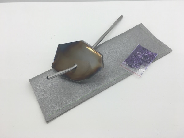 Gwendoline PerrigueuxAbus d'excès, 2016paille inox, acier et paillettes 22 x 8,5 x 6,5cm éd. 25 ex. production Born And Die & Gwendoline Perrigueux, en collaboration avec Kévin Voirin de l'atelier du Hangar à la Briche, Saint Denis