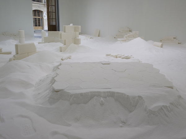 Vestiges, 2014, 100 mètres carrés, sucre cristal. Vue de l'exposition Avec motifs apparents, le 104, Paris. Photo : Marc Domage, Erell Perrodo.