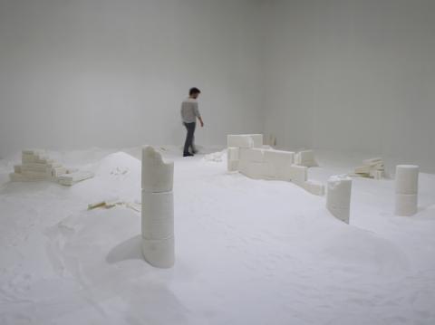 Vestiges, 2014, 100 mètres carrés, sucre cristal. Vue de l'exposition Avec motifs apparents, le 104, Paris. Photo : Marc Domage, Erell Perrodo.