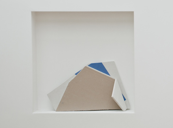 Pli #1, 2014. Papier, plaque de plâtre, 35 x 60 x 6 cm.