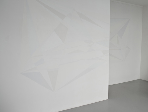wall #2, 2014, peinture acrylique, 557 x 267 cm. Wallpainting réalisé pour l'exposition personnelle Back Line à la Galerie 22,48m2, Paris.
