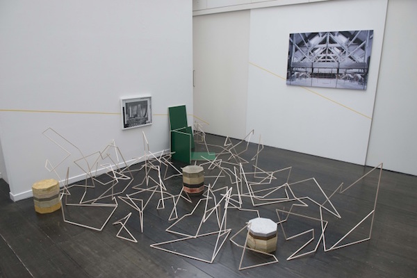 Convergence Line, installation in situ, 2016. Bois balsa, colle, ruban adhésif jaune. Galerie Mélanie Rio, Paris. Crédits Photo: Erwann Le gars.