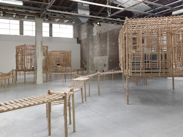Vue d'exposition, La redite en somme, ne s'amuse pas de sa répétition singulière de Sara Favriau - Galerie Wilson - Palais de Tokyo