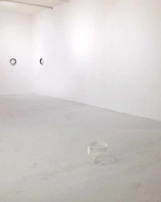 Biennale Méditerranéa 17 au château de Servières Marseille Floryan Varennes, « Nimbe ». Col de chemise, fil à coudre. diamètre 45, hauteur variable, 2015