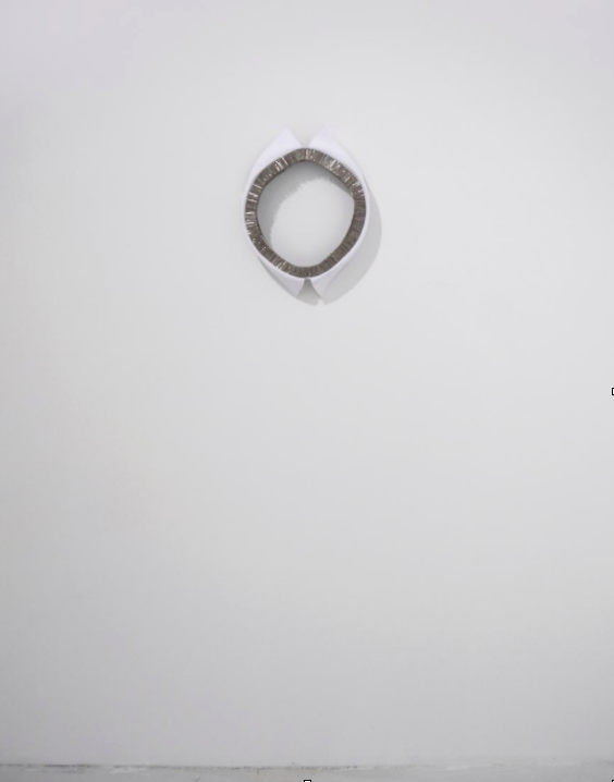 Biennale Méditerranéa 17 au château de Servières Marseille Floryan Varennes, « Dyade ». Cols Blancs, épingles, accroches murales en aluminium, diamètre 30 cm, 2016.