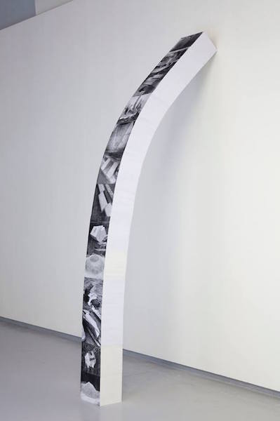 Colonne, 2016, blocs de papier A4 reliés, sérigraphie sur tranche de gouttière, 280 x 21 x 29,7 cm