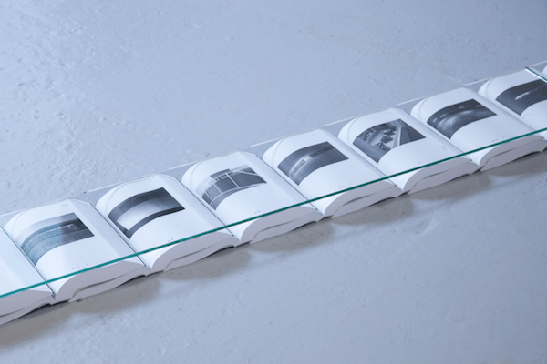 Ligne (détail), 2016, livres et verre clair, 21,6 x 380 cm