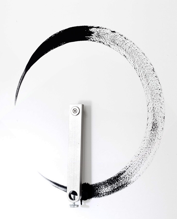 Tourelles, 2013. 7 bras en acier inoxydable et acrylique sur mur, dimensions variables © Sylvain Bonniol