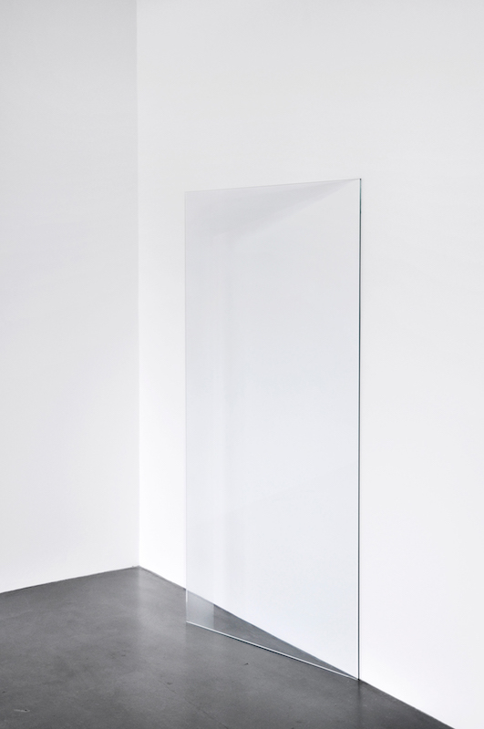 L’écho, détail, 2016. panneaux de verre sablé, 160x80 cm production La Tôlerie, Clermont-Ferrand