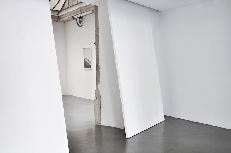 au premier plan : Le repos, détail, 2016. Parois coulissantes au second plan : Sans titre, 2016. photographies tirage jet d’encre, 50x75 cm. production La BF15