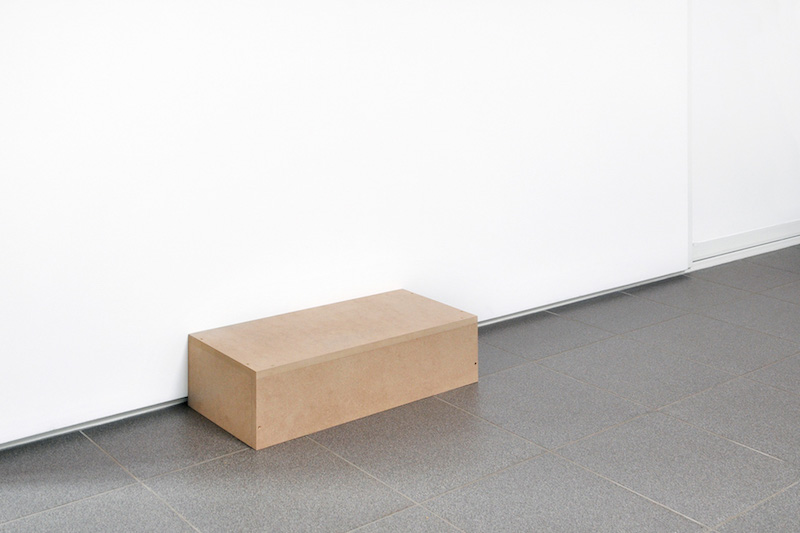 Sans titre, 2014 - … Cette série, initiée en 2014, consiste à disposer dans chaque lieu d’exposition un élément provenant d’une exposition précédente (fragment d’oeuvre, signe du lieu, etc.), comme pour suspendre le devenir des choses dans l’attente d’un prochain geste.