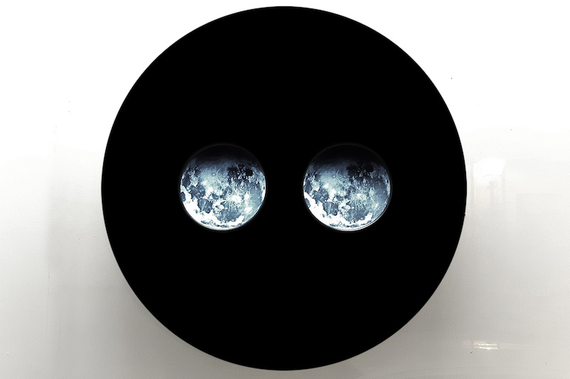 Deux lunes, 2016 - Dispositif vidéo. Dimensions ø 100 cm ©ADAGP - Nicolas Tourte / Galerie Laure Roynette