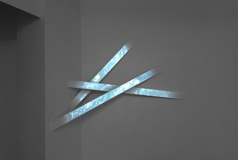 Trois bandes, 2016 - Installation vidéo. Matériaux mixtes. Dimensions variables ©ADAGP - Nicolas Tourte / Galerie Laure Roynette