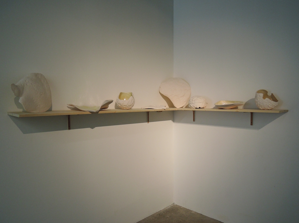 Pierre Boggio, Service de table d’ici et d’ailleurs, 2016. Vue de l’exposition Hasards Heureux à la Galerie de la Salle des Machines (Friche la Belle de Mai, Marseille) juin 2016. © Astérides