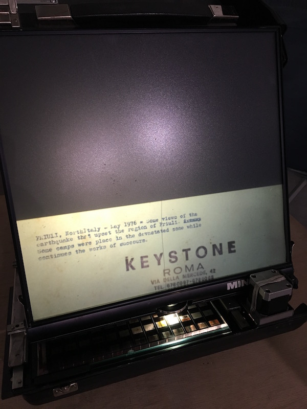 Elisabetta Benassi, Sans titre (The innocents Abroad), 2011. Installation : visionneuse microfiche, moniteur, table, lampe.