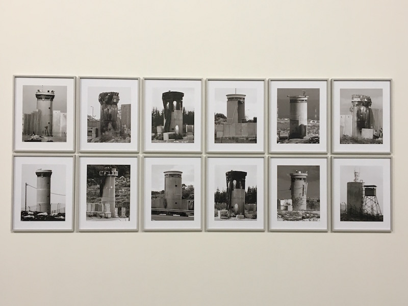 Taysir Batniji, watchtowers in West bank, Palestine). 26 tirages Lambda sur papier coton. 50 x 40 cm chaque. Courtesy de l'ratiste et Sfeir Semler Gallery, Hambourg / Beyrouth