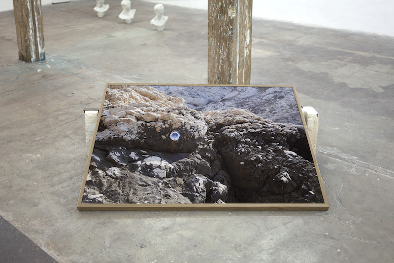 Mathilde GELDHOF, État océanique # 2 - la continuité, 2016, 100 cm x 143,5 cm, tirage numérique. Vue de l’exposition Crête à creux, novembre 2016. © Mathilde Geldhof