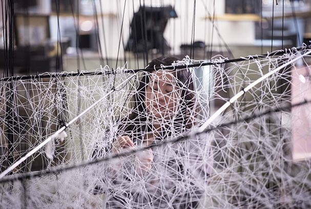 Chiharu Shiota, Where are we going ? Le Bon Marché Rive Gauche Paris. Making Of - Photo : Gabriel de la Chapelle