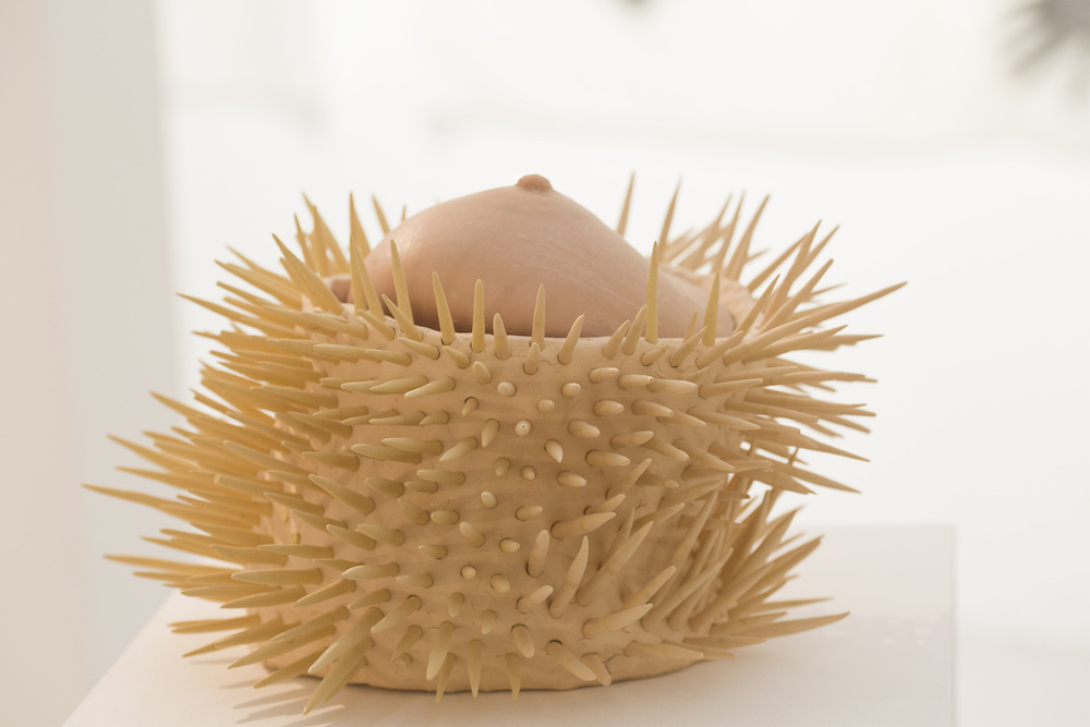 Sarah Trouche, Sans titre, Sculpture, céramique biscuit et silicone, dimensions variables, 2017.