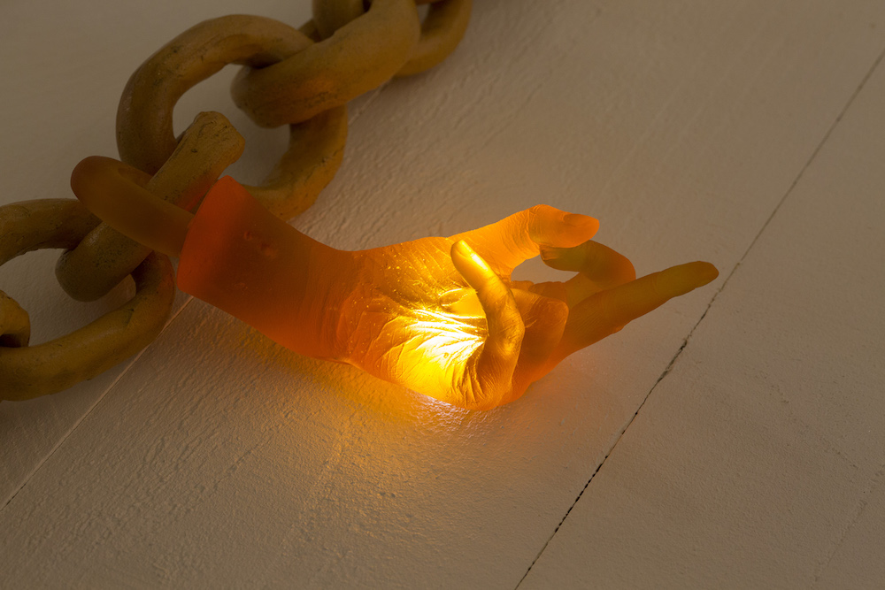 Sarah Trouche, Sans titre, Sculpture, sable de quartz rose et cristal, dimensions variables, 2017.