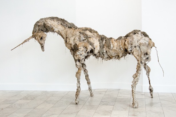 Licorne de mars – 2015 Ferraille, béton, fibres végétales, curcuma, 300 x 176 x 146 cm.