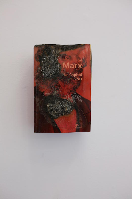 [EN DIRECT] « Demande à la poussière / Ask the dust » : une exposition de Mathieu Weiler, quand le feu devient processus créateur