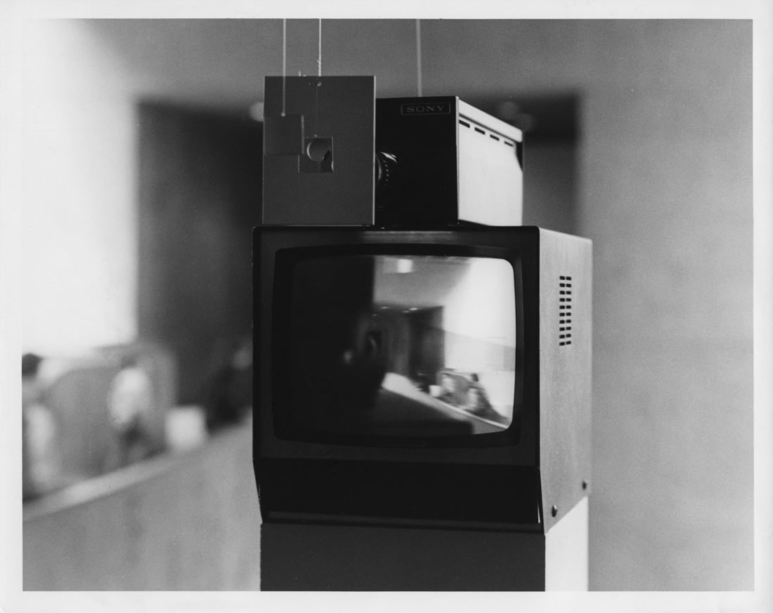 Kiva 1971 Peter Campus Installation vidéo en circuit fermé, dimensions variables, 1 caméra vidéo de surveillance, 1 moniteur video CRT, 2 miroirs, fils de nylon. Courtesy de l’artiste et de la Cristin Tierney Gallery. Installation à l’Everson Museum of Art, Syracuse, 1974. Photo Christopher Coughlan, courtesy Paula Cooper Gallery © Peter Campus 2017