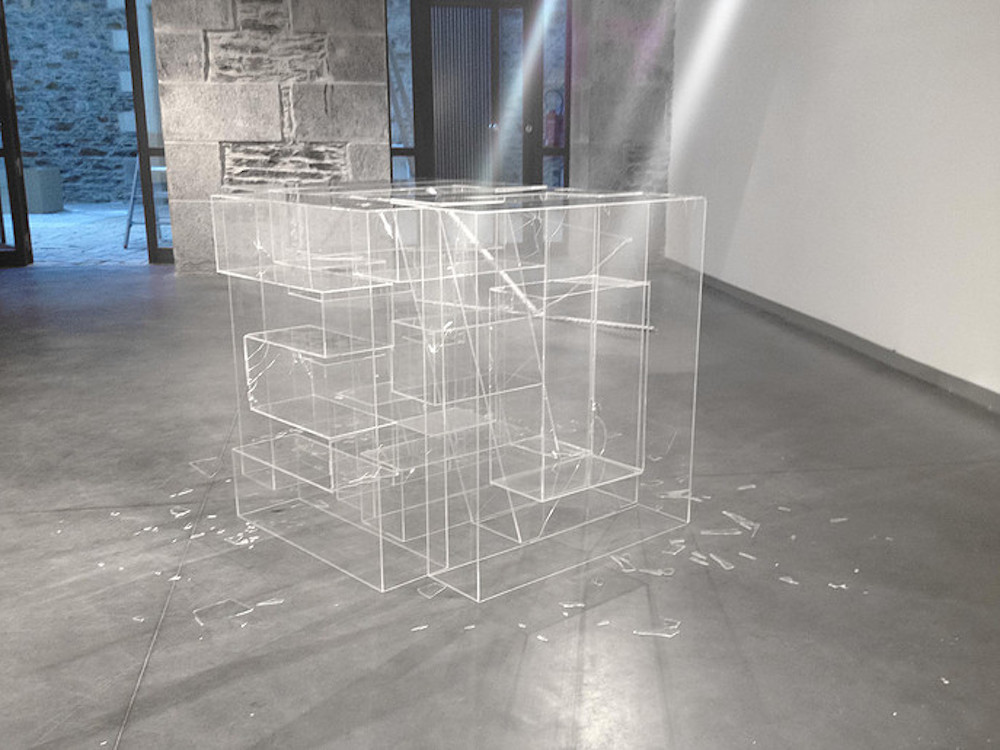 raté !, 2015 90 x 150 x 90 cm (variable dimensions) polymethylmethacrylate — texte associé